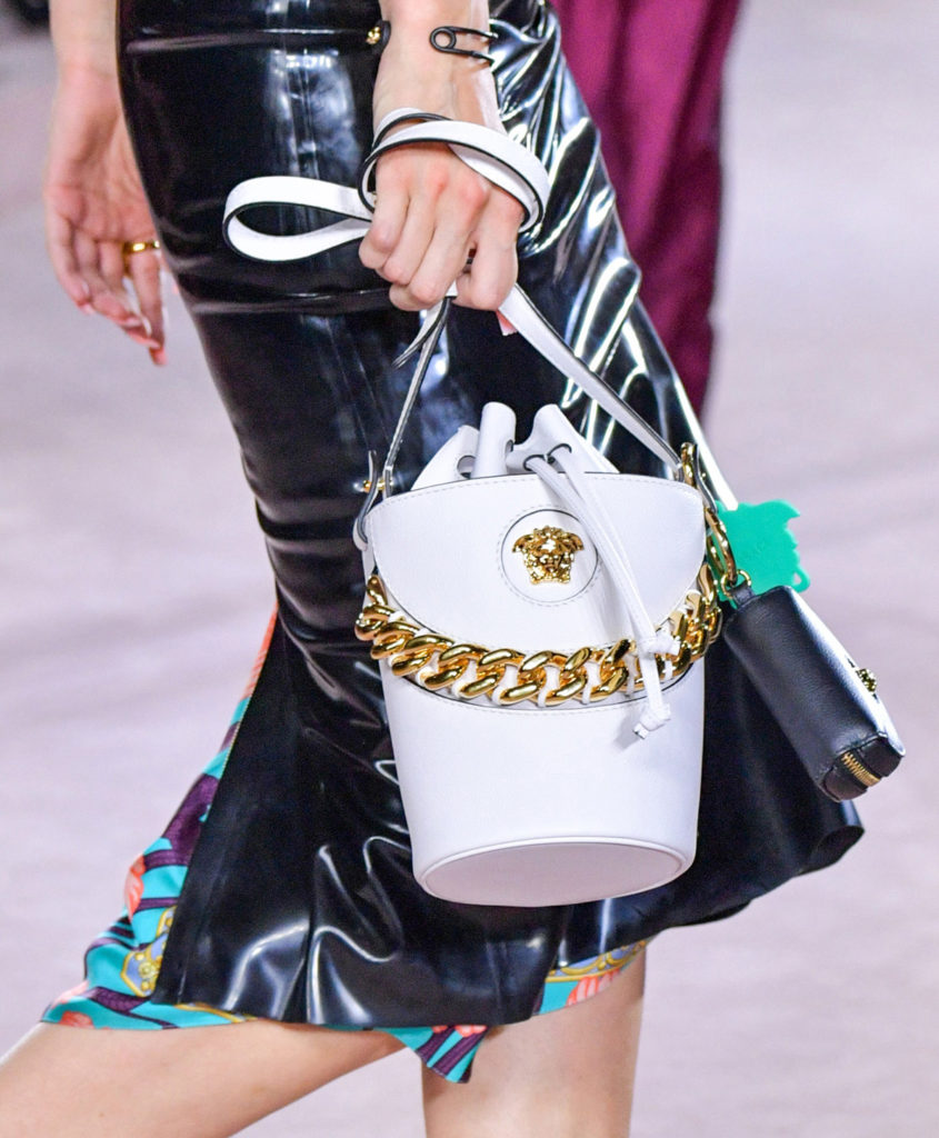 Diseño blanco con maxi cadena dorada de la firma Versace