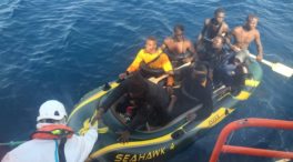 Rescatan a seis magrebíes que intentaban cruzar el Estrecho en dos lanchas de juguete