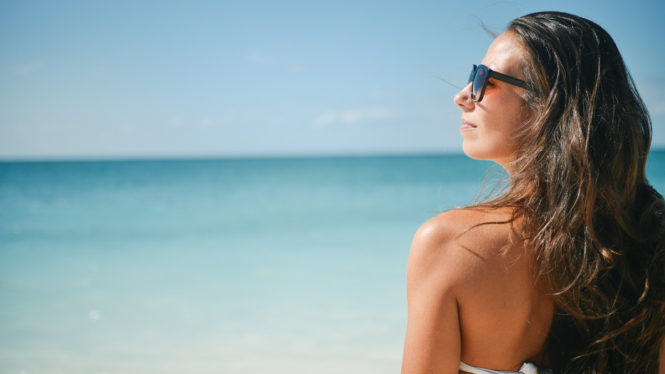 Tres enemigos de tus ojos durante el verano y cómo protegerte eficazmente de ellos