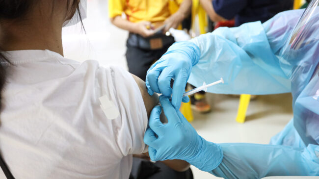 España recibe las primeras 200 vacunas para frenar brote de viruela del mono