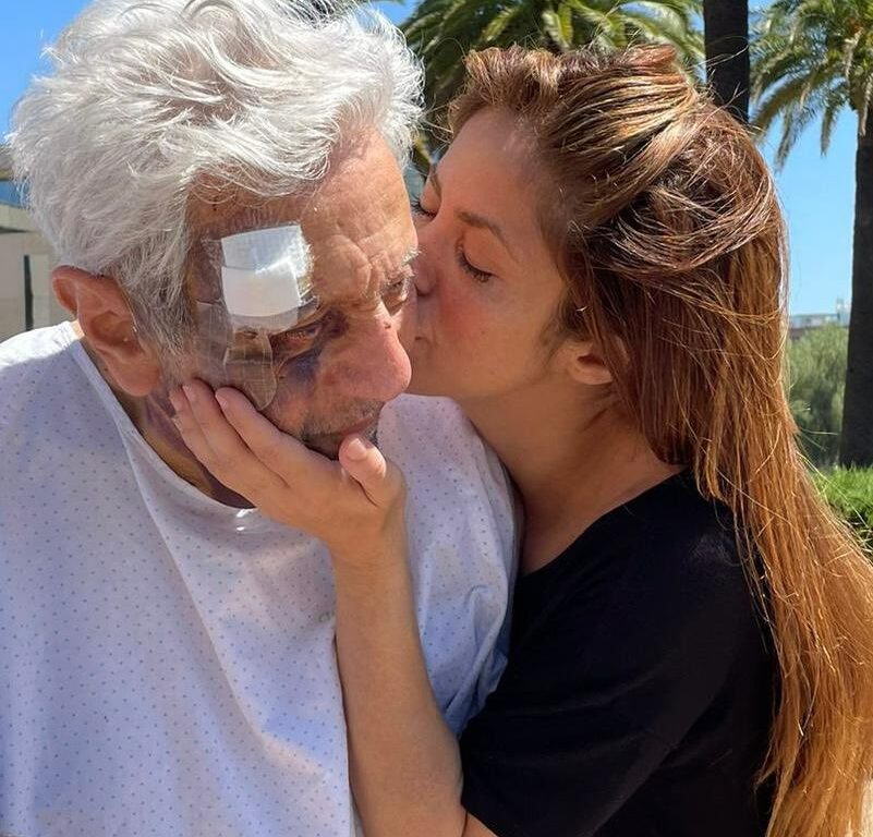 Shakira besa a su padre, tras el accidente sufrido en su domicilio y que requirió de su traslado a un centro hospitalario | Twitter