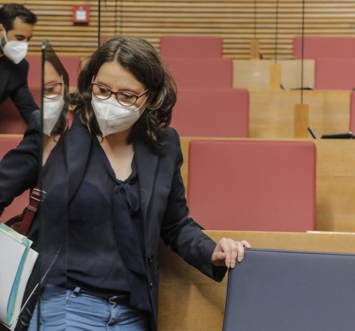 Mónica Oltra entrega su renuncia al escaño en el Parlamento valenciano