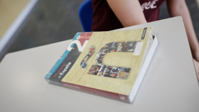 Madrid recomienda a los colegios mantener los libros de texto vigentes para el curso que viene
