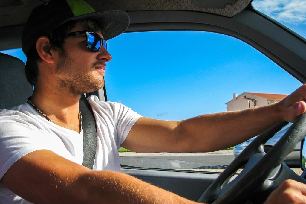 No todas las gafas de sol son idóneas para conducir según la DGT, con peligro de multa