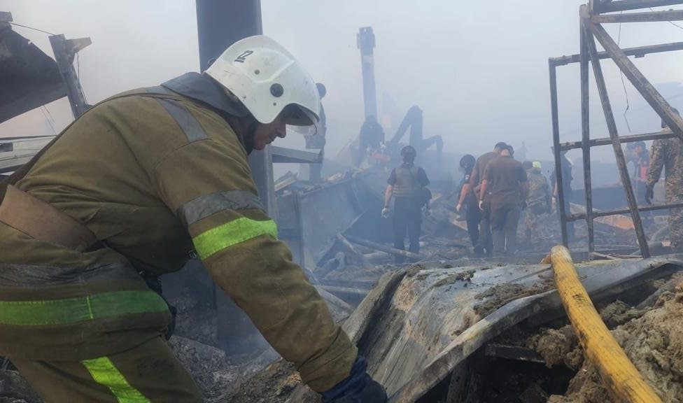 Aumentan a 18 los muertos en un ataque ruso contra un centro comercial en Ucrania