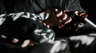 Estrés térmico nocturno: así es y así te hace dormir mal por la noche en verano