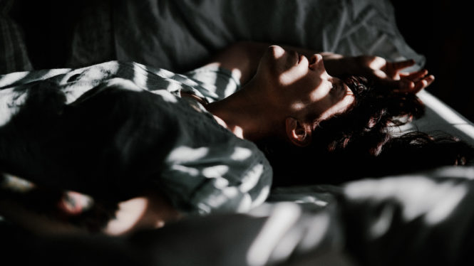 Estrés térmico nocturno: así es y así te hace dormir mal por la noche en verano