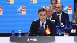 Pedro Sánchez interviene en la cumbre de la OTAN con la bandera de España al revés