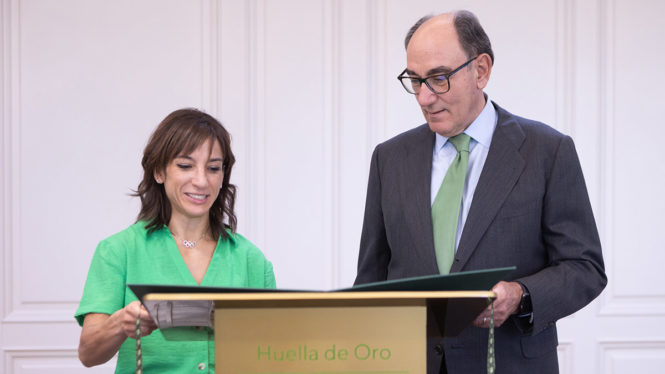Sandra Sánchez recibe de la mano de Ignacio Galán el diploma «Huella de Oro Iberdrola»