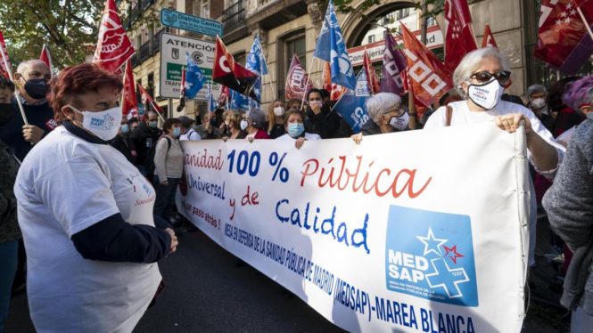 La 'Marea Blanca' tiñe las calles de Madrid para reivindicar la importancia de la sanidad pública