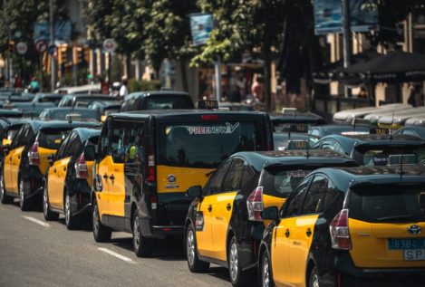 Solo el 25% de los barceloneses está a favor de que se limiten los servicios de Uber y Cafiby