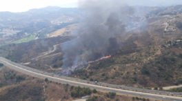 Declarado un nuevo incendio forestal en Mijas (Málaga) tras arder un coche en la AP-7