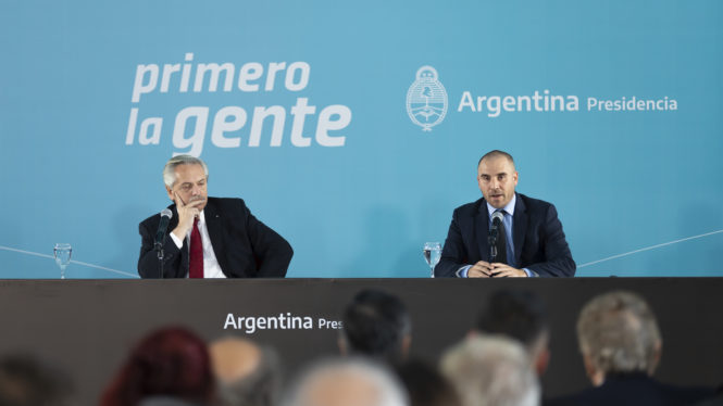 La dimisión del ministro de Economía argentino desata una tormenta política en el país