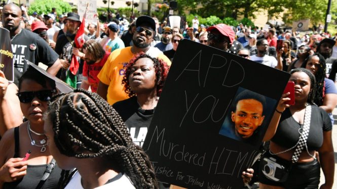 El joven negro asesinado en EEUU por la Policía  estaba desarmado cuando le dispararon 60 veces