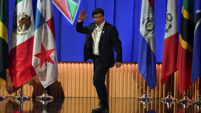 Pedro Castillo es empujado a abandonar su afiliación al partido Perú Libre