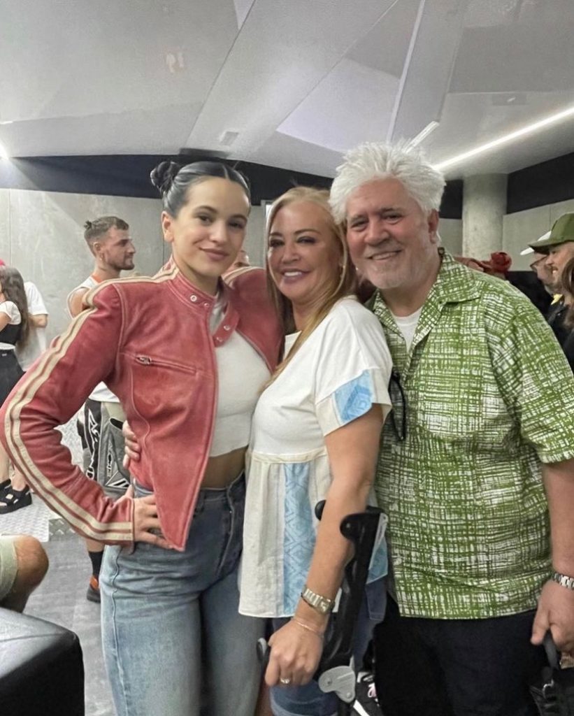 Rosalía with Pedro Almodóvar and Belén Esteban after the concert