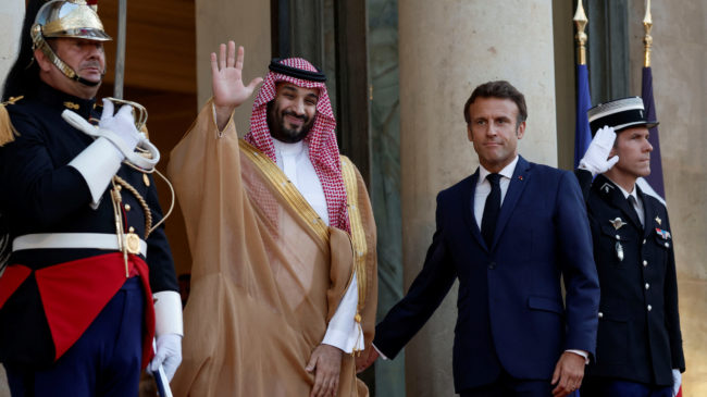Macron recibe a Bin Salmán entre críticas y una demanda judicial