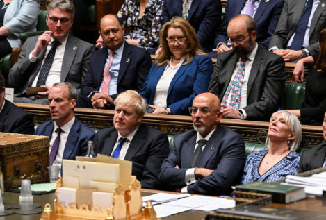 Boris Johnson, «desafiante» ante sus ministros: se niega a dimitir y echa a uno de sus críticos