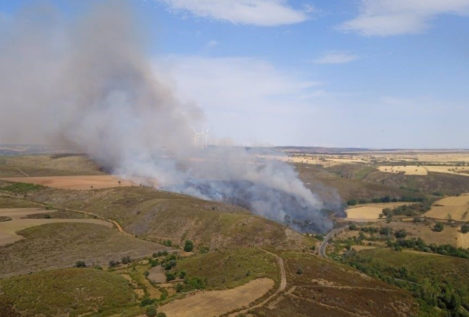 El empeoramiento del incendio de Vegalatrave (Zamora) obliga a evacuar seis poblaciones