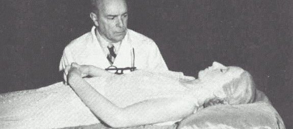 Eva Perón Cadáver momificado con Dr Pedro Ara 1953 55