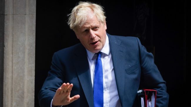 Boris Johnson dimite como primer ministro, pero seguirá en el cargo hasta otoño