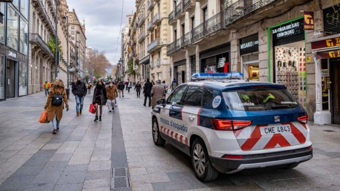Muere un niño de siete años tras caer de un segundo piso en Barcelona