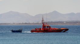 Dos inmigrantes amenazan con navaja a unos patrones de velero tras ser rescatados en el mar