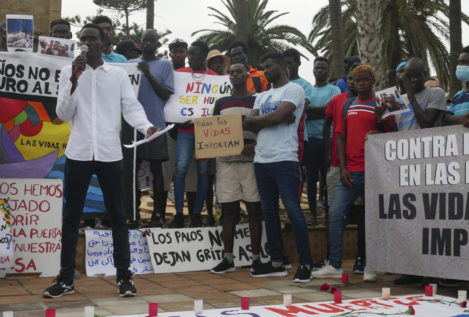 Los inmigrantes del salto a la valla piden justicia en una protesta en Melilla