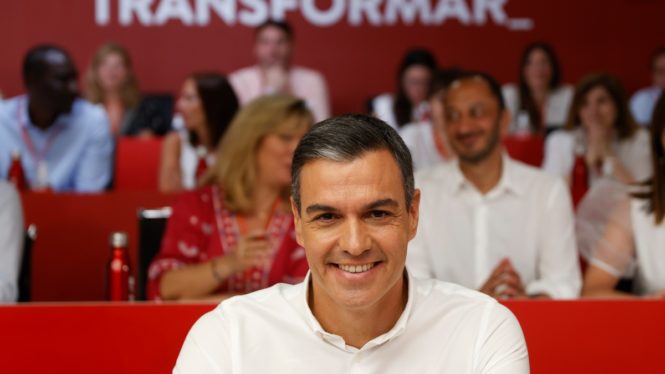 Sánchez lanza la precampaña electoral y pasa de puntillas por la crisis del PSOE