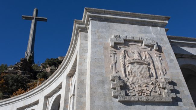 Las víctimas del franquismo reclaman expulsar a los benedictinos del Valle de los Caídos