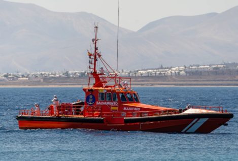 Salvamento Marítimo rescata a un inmigrante que flotaba sobre una tabla en el Estrecho