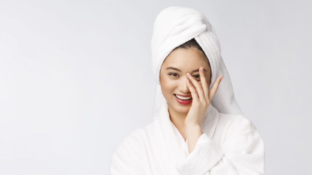 To dry the hair it is more advisable to use the towel than the hair dryer.  (Source: Freepik/benzoix)