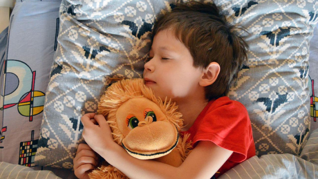 dormir con calor niños menores familia ola de calor descanso sueño