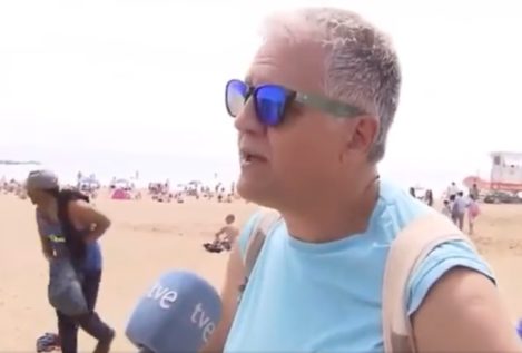 Las cámaras de TVE 'cazan' un robo en una playa de Barcelona durante una entrevista