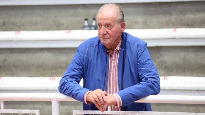 El rey Juan Carlos cumple dos años fuera de España: las visitas de la polémica