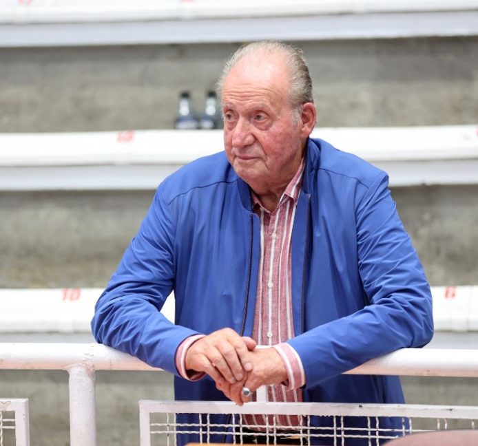 El rey Juan Carlos cumple dos años fuera de España: las visitas de la polémica