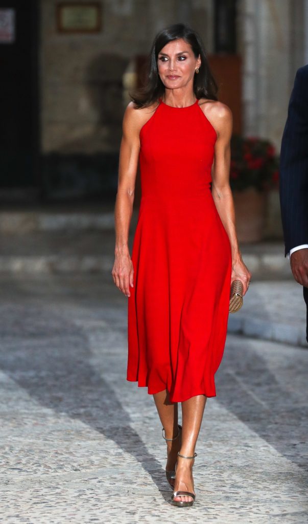 La reina Letizia con su color fetiche, el rojo, en el verano de 2019 | Gtres