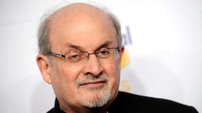 Salman Rushdie se encuentra bajo respiración artificial y podría perder un ojo