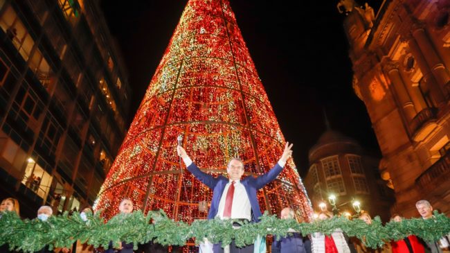 Vigo coloca sus 11 millones de luces navideñas, que estarán menos tiempo encendidas
