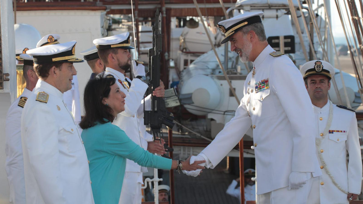 El Rey Preside A Bordo De Elcano La Revista Naval Del V Centenario De La Primera Vuelta Al Mundo